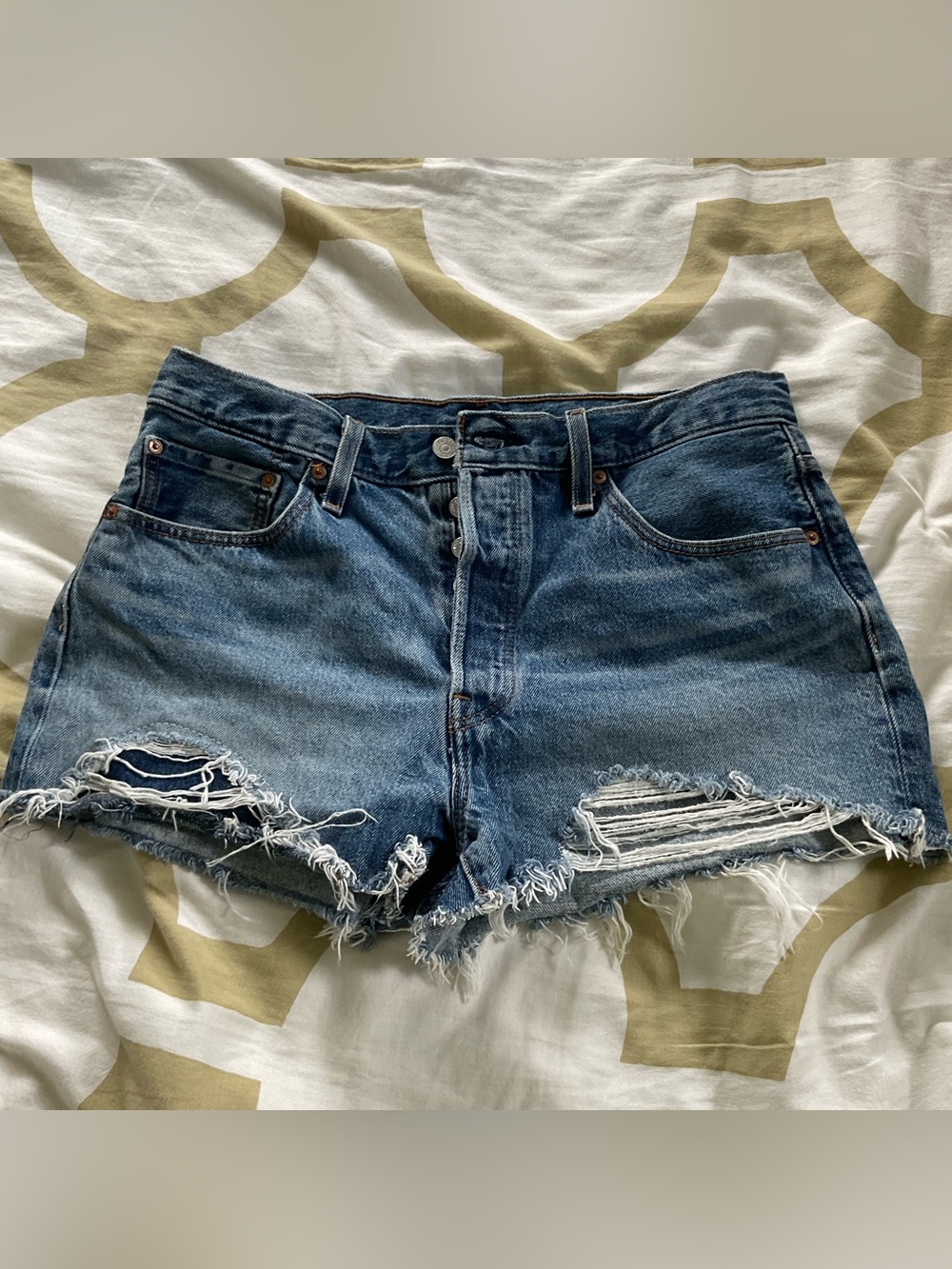 Levi’s 501  button up cut off jean shorts size 32